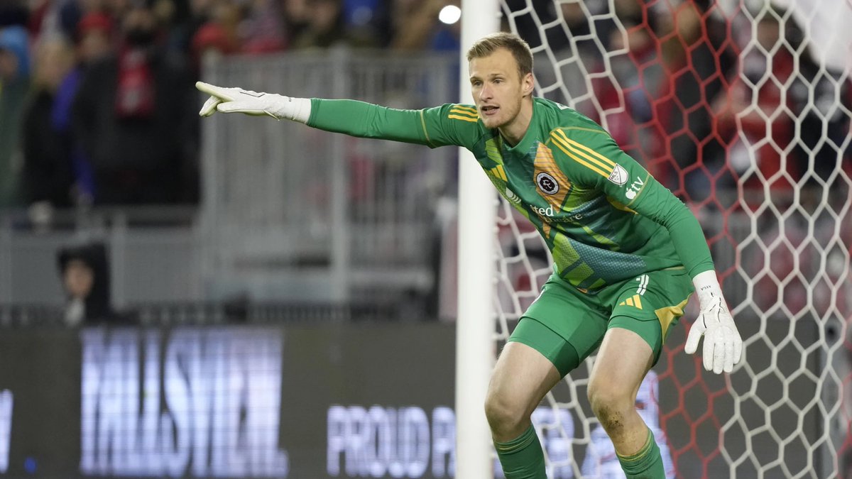 TheNorthInsider's tweet photo. 📌 The #NERevolution have transferred goalkeeper Henrich Ravas to Polish club #KSCracovia for an undisclosed fee ✍🏻✅🇵🇱
📊 #Ravas made eight starts in MLS regular season play with the Revs, posting 28 saves with one shutout during his lone season with the club.
#NERevs | #MLS https://t.co/MKehccC3X7