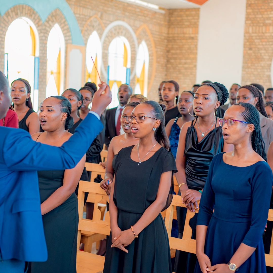 Kuri iki cyumweru tariki ya 14 Nyakanga 2024, Urubyiruko rugera kuri 55 rwasoje inyigisho mu ishuri ry'urukundo n'ubutumwa ECM (Ecole de Charite et de Mission) mu Ruhango. Ni ishuri ryashyizweho na  Kominote ya Emmanuel ari nayo irifasha  ,rigamije gufasha urubyiruko rurangije