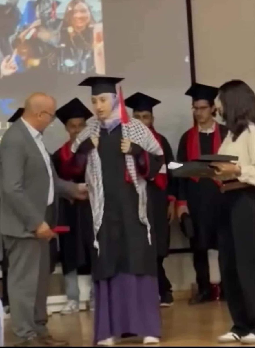 صراحة أهانة ومابعدها إهانة أن يرفض عميد كلية في المغرب أن يسلم دبلوما لطالبة مغربية لأنها ترتدي كوفية فلسطينية… وأنا على يقين أن لا أحد أفتى عليه هذه الفتوى الغبية ! الخوف والخنوع مبدأ من لا مبدأ له . 
طلبة العالم كلهم ينتفضون من أجل 🍉 قضية الإنسانية جمعاء ونجد نحن في بلدنا من