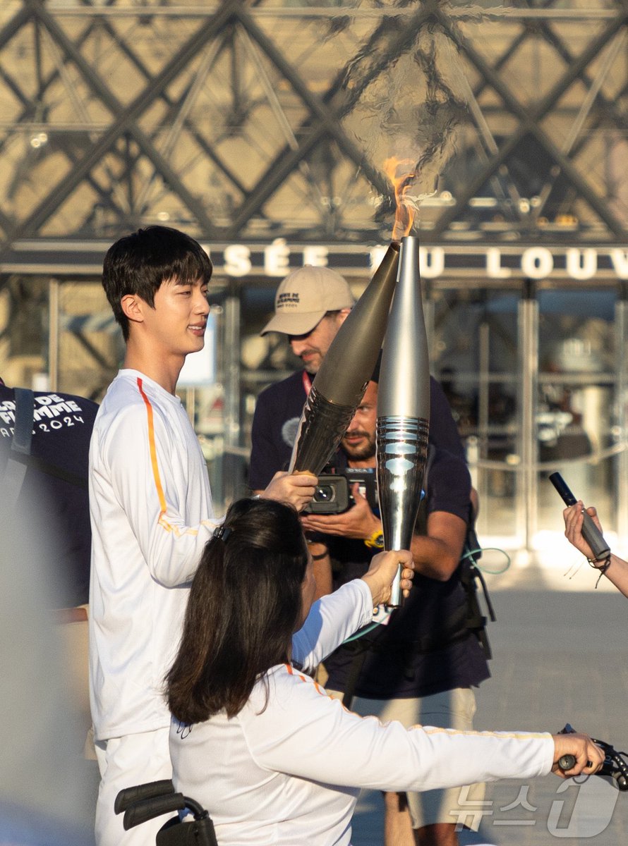 btspicstwt_'s tweet photo. [📸 PHOTOS]

#ParisOlympics2024 Torch Relay | Torchbearer #Jin of BTS (7)

[source: K-media] 
OLYMPIC TORCHBEARER JIN
#JinxOlympics2024 https://t.co/JzEQqN0QUQ
