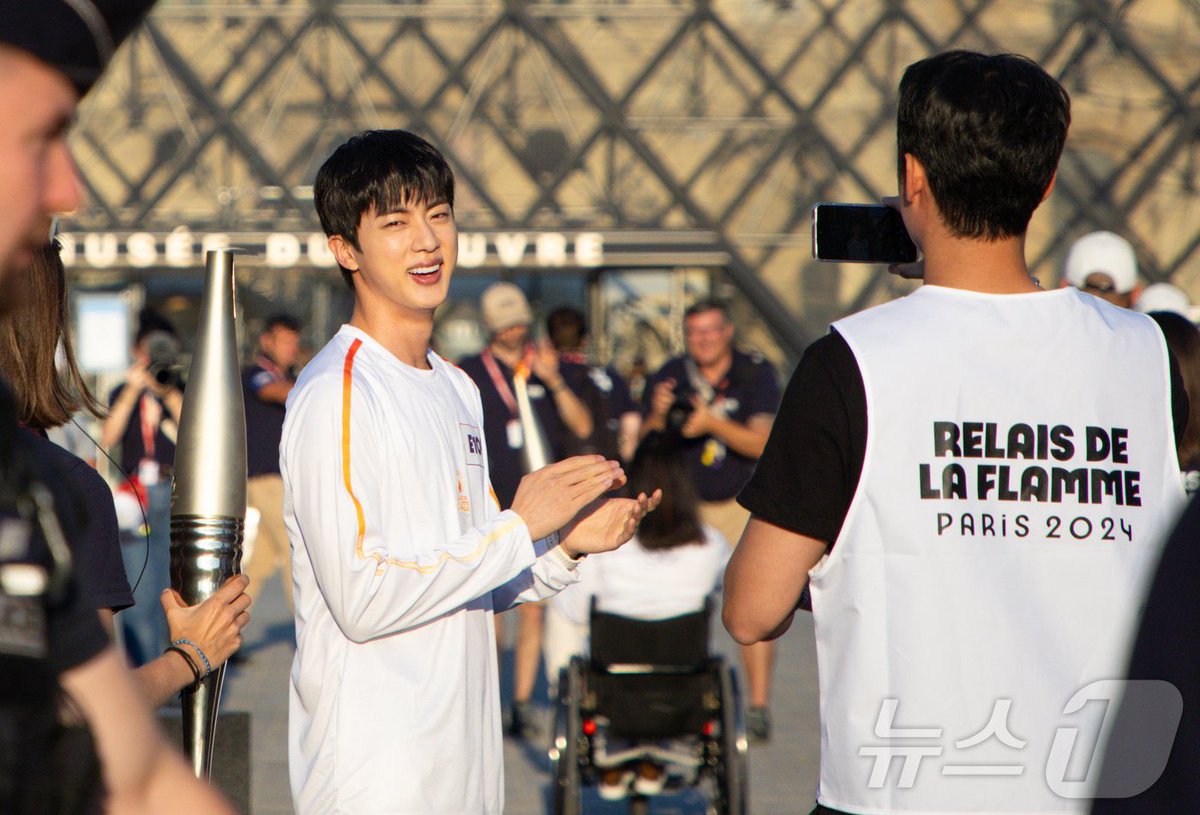 btspicstwt_'s tweet photo. [📸 PHOTOS]

#ParisOlympics2024 Torch Relay | Torchbearer #Jin of BTS (7)

[source: K-media] 
OLYMPIC TORCHBEARER JIN
#JinxOlympics2024 https://t.co/JzEQqN0QUQ