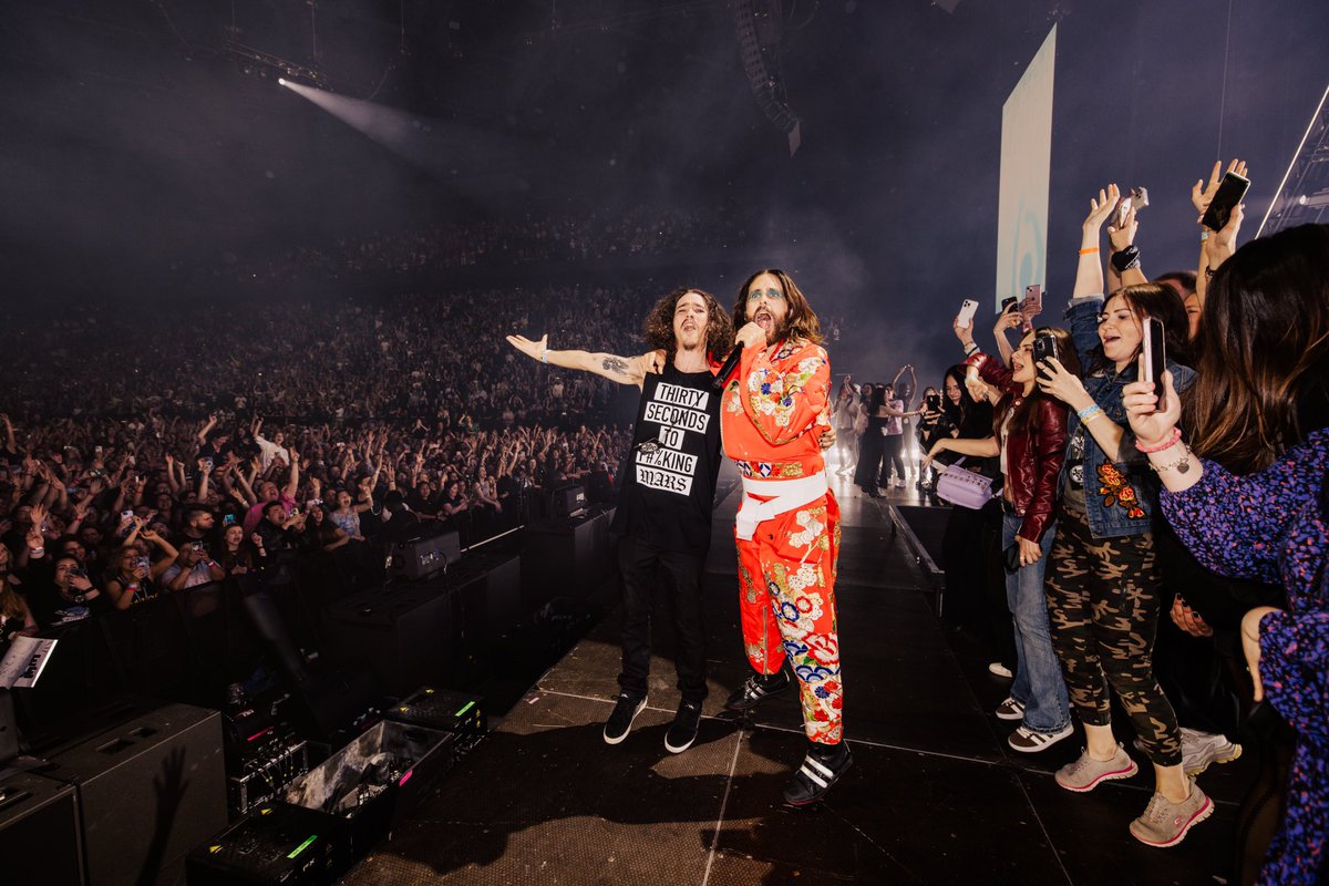 30SECONDSTOMARS's tweet photo. We love to see you all rocking the new and old merch at the shows 🕺🏻🔥 @MARSStore 

Only 3 more days until North America tour starts…your first @ has 5 minutes to respond or they owe you the new merch drop 😏

https://t.co/pKypsZDxs0 https://t.co/lRYGglXdx5