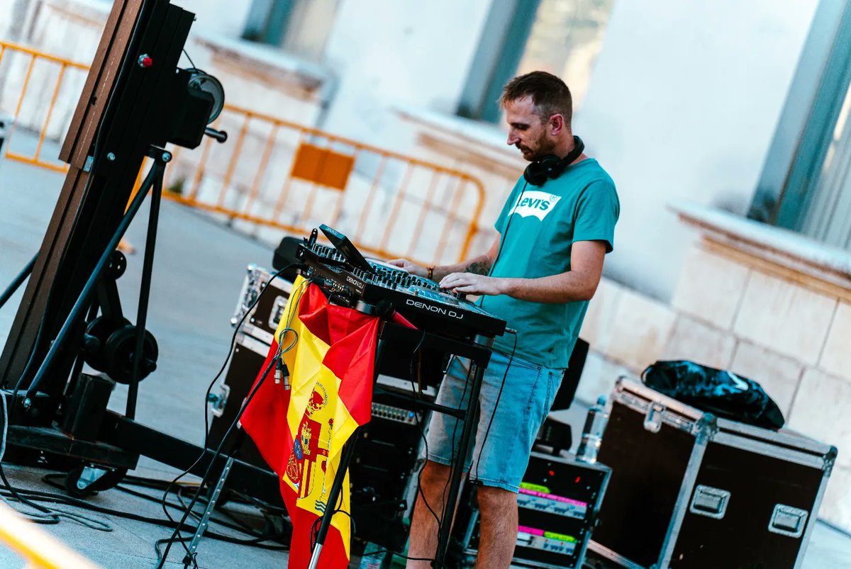 Ayto_SFH's tweet image. ⚽️🇪🇸 LLENO ABSOLUTO VIENDO LA FINAL DE LA EUROCOPA 2024 EN PLAZA DE ESPAÑA!🇪🇸⚽️
Desde las 19:30 horas un DJ ha amenizado el encuentro y posteriormente estamos disfrutando de la FINAL contra INGLATERRA🏴󠁧󠁢󠁥󠁮󠁧󠁿 en una GRAN PANTALLA 📺

#SanferConLaSelección
🇪🇸¡TODOS CON LA ROJA!🇪🇸