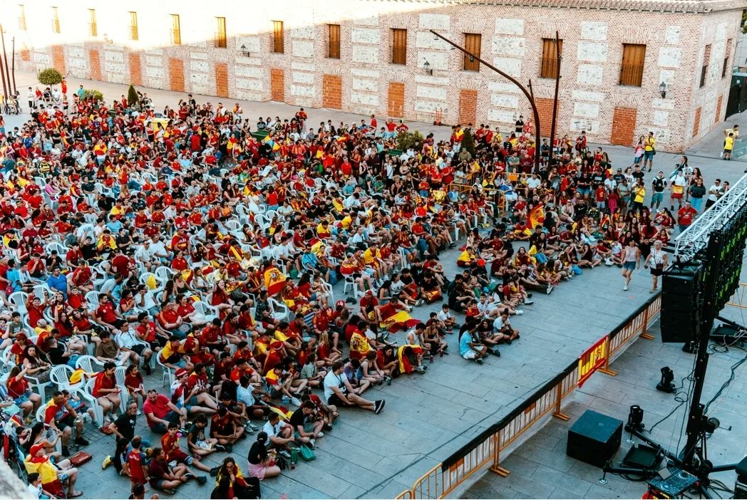 Ayto_SFH's tweet image. ⚽️🇪🇸 LLENO ABSOLUTO VIENDO LA FINAL DE LA EUROCOPA 2024 EN PLAZA DE ESPAÑA!🇪🇸⚽️
Desde las 19:30 horas un DJ ha amenizado el encuentro y posteriormente estamos disfrutando de la FINAL contra INGLATERRA🏴󠁧󠁢󠁥󠁮󠁧󠁿 en una GRAN PANTALLA 📺

#SanferConLaSelección
🇪🇸¡TODOS CON LA ROJA!🇪🇸