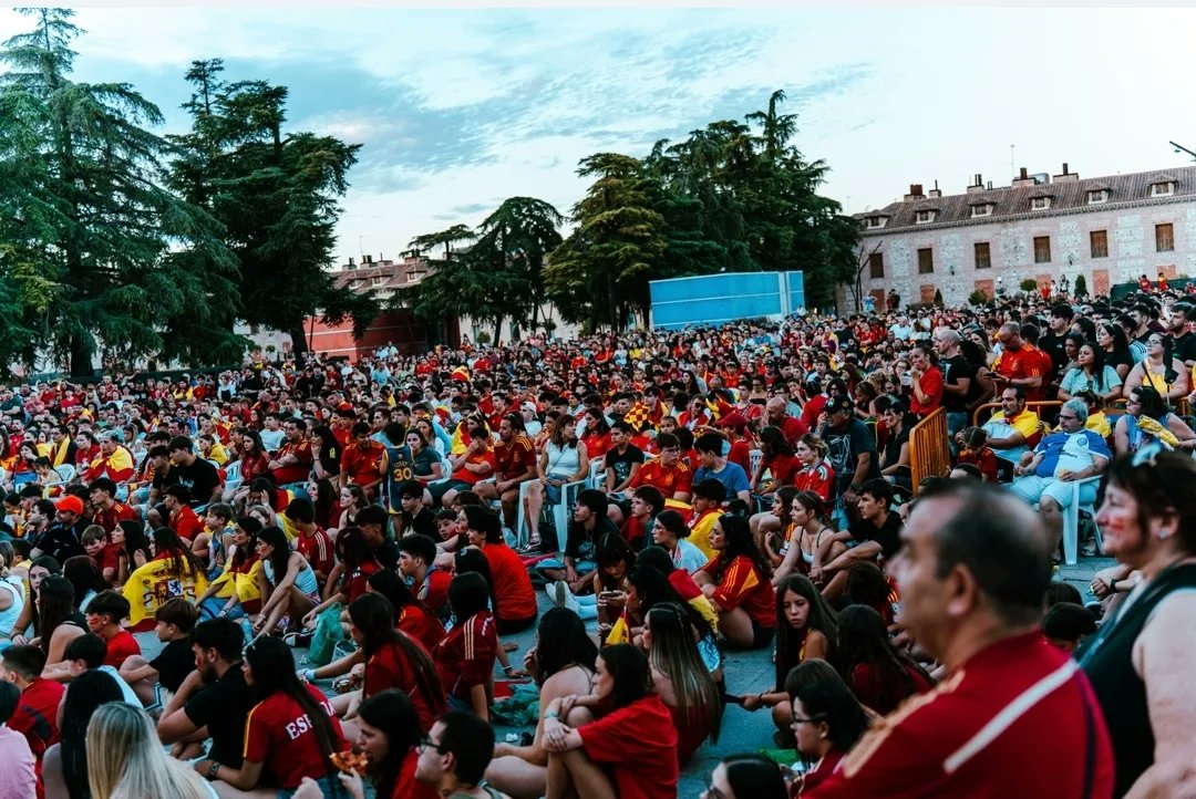 Ayto_SFH's tweet image. ⚽️🇪🇸 LLENO ABSOLUTO VIENDO LA FINAL DE LA EUROCOPA 2024 EN PLAZA DE ESPAÑA!🇪🇸⚽️
Desde las 19:30 horas un DJ ha amenizado el encuentro y posteriormente estamos disfrutando de la FINAL contra INGLATERRA🏴󠁧󠁢󠁥󠁮󠁧󠁿 en una GRAN PANTALLA 📺

#SanferConLaSelección
🇪🇸¡TODOS CON LA ROJA!🇪🇸