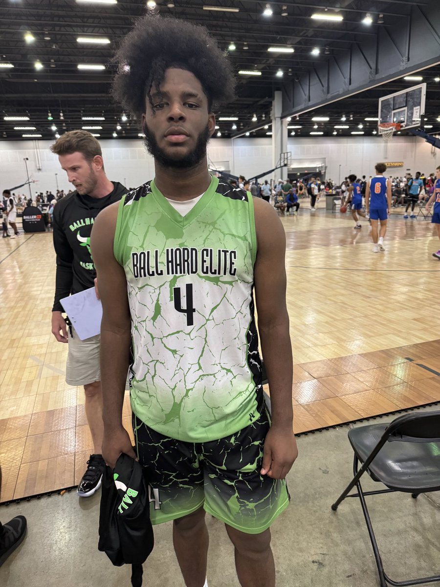 Ball Hard Elite completed their 5-0 weekend with a bang with a big time win over Southern Stars Elite. Tahj Mosley dropped a game high 22 points scoring the rock from all three levels all weekend long. Kadar Mitchell was a standout for them as well averaging 17 points on the