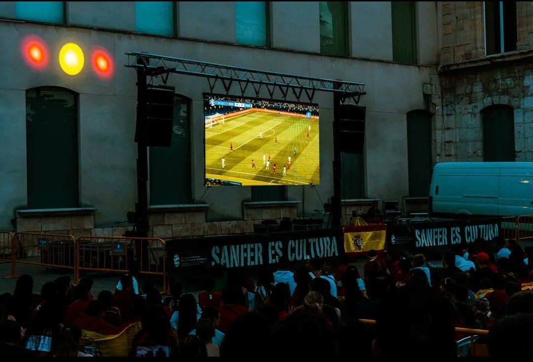 Ayto_SFH's tweet image. ⚽️🇪🇸 LLENO ABSOLUTO VIENDO LA FINAL DE LA EUROCOPA 2024 EN PLAZA DE ESPAÑA!🇪🇸⚽️
Desde las 19:30 horas un DJ ha amenizado el encuentro y posteriormente estamos disfrutando de la FINAL contra INGLATERRA🏴󠁧󠁢󠁥󠁮󠁧󠁿 en una GRAN PANTALLA 📺

#SanferConLaSelección
🇪🇸¡TODOS CON LA ROJA!🇪🇸