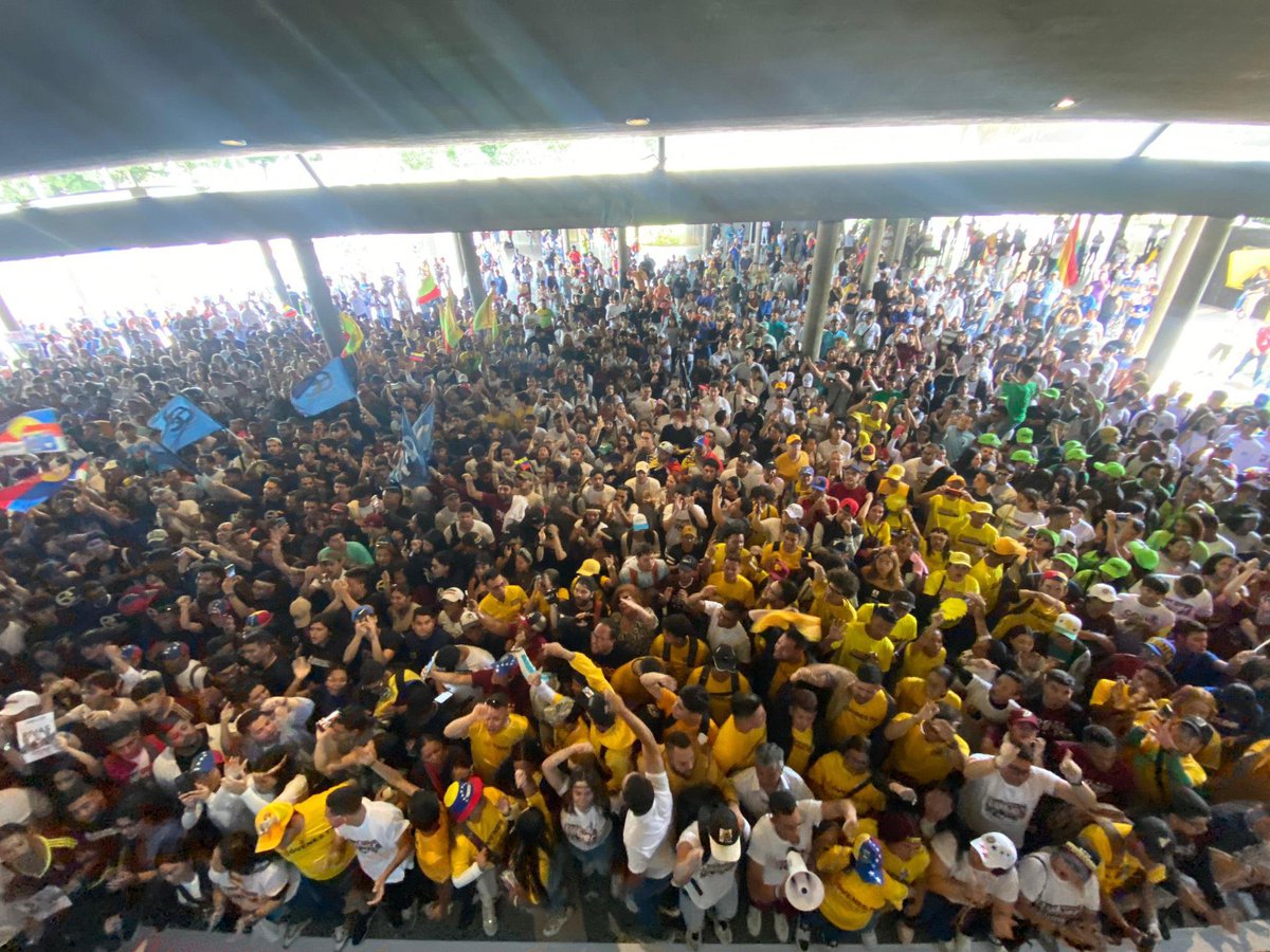 delsasolorzano's tweet photo. Hoy, volví a mi casa, a mi amada UCV. Acompañamos a @EdmundoGU, @MariaCorinaYA, a los @JovenesConVzla_ , a profesores y alumnos, todos en un único grito de libertad. 

Este 28 de julio, vamos a ganar y con ello lograremos que todos los que tuvieron que irse van a poder #VolverACasa, aquí en nuestra Venezuela.