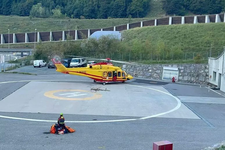Radio1Rai's tweet photo. 🔵#ValledAosta Due incidenti in #montagna. In #ValFerret due alpinisti sono morti dopo essere precipitati, probabilmente a causa del cedimento di un ancoraggio. In #ValVény si cerca un alpinista, scivolato nei pressi del rifugio Gonella sul Monte Bianco https://t.co/G20yn0pKxJ