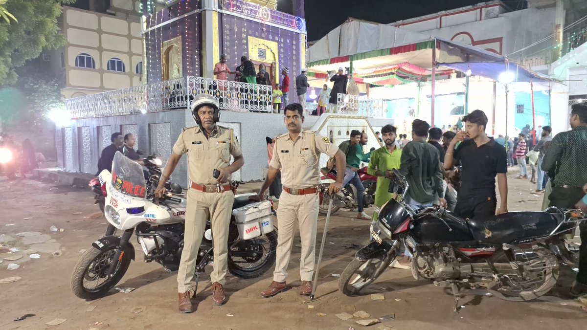 PatnaPolice24x7's tweet photo. #मुहर्रम_2024 को शांतिपूर्ण माहौल में संपन्न करने हेतु सक्रिय पटना पुलिस...

इस क्रम में सुल्तानगंज थानान्तर्गत पुलिस सक्रियता के साथ मौजूद हैI

@bihar_police
 @dm_patna
#patnapolice
#muhurram2024 
#Sultanganjps 
#flagmarch #Barhps https://t.co/UafhaUMMG0