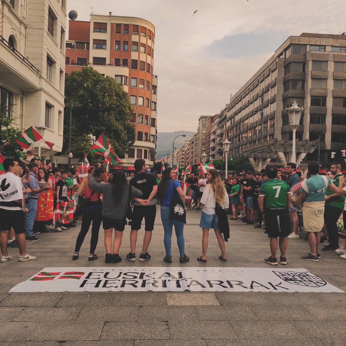 ErnaiBilbo's tweet photo. Eurokopako finala dela eta; espainolismoa gure kaleetan hedatzen ari den honetan; euskal nazioaren eta selekzioaren aldeko aldarriak zabaldu, eta espainiar selezioarekin egin nahi duten nazio zapalkuntzari aurre egiteko batu gara; eta argi geratu da, bada Bilbo euskaldun bat. https://t.co/pbEDiQIxXS