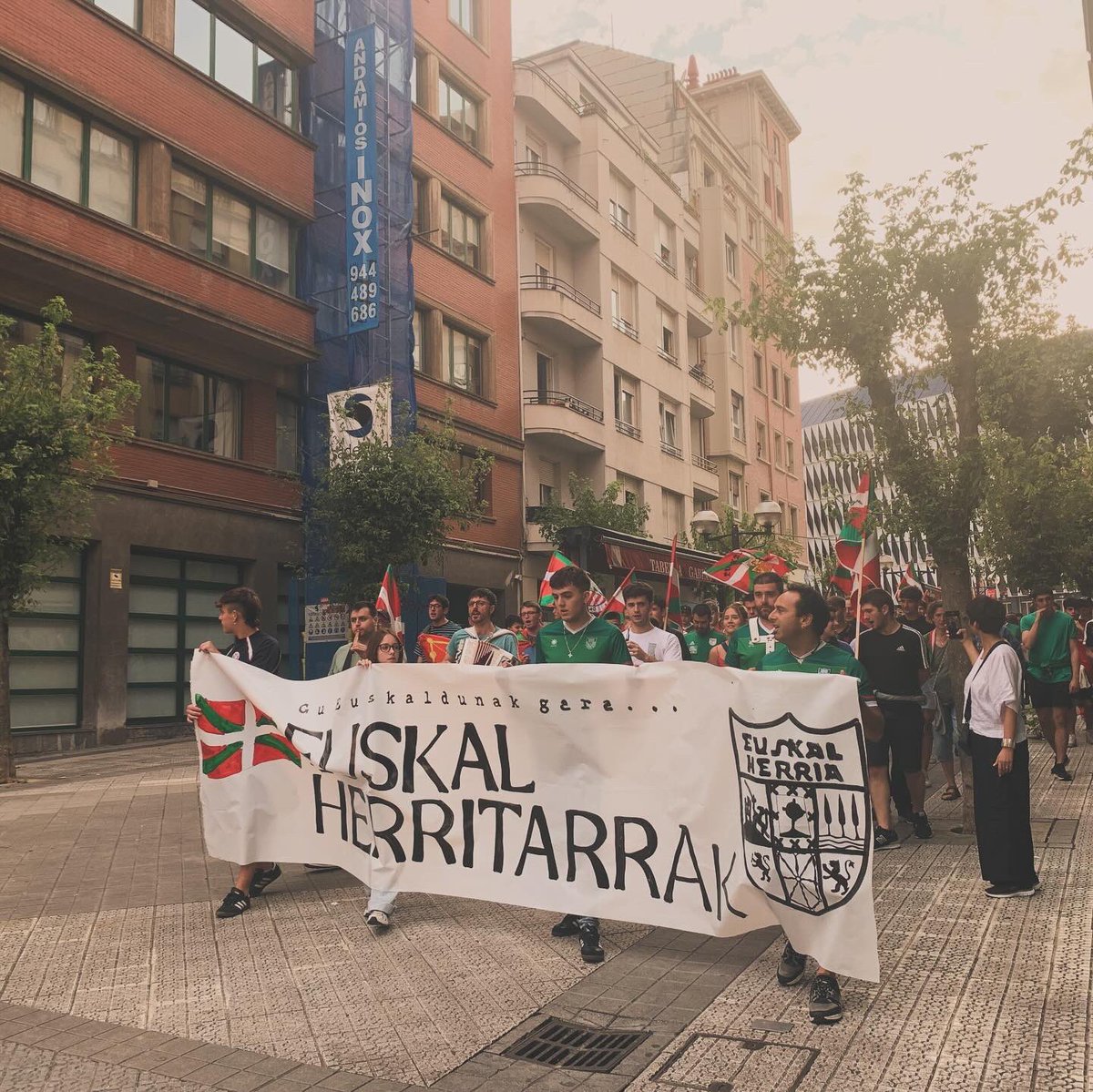 ErnaiBilbo's tweet photo. Eurokopako finala dela eta; espainolismoa gure kaleetan hedatzen ari den honetan; euskal nazioaren eta selekzioaren aldeko aldarriak zabaldu, eta espainiar selezioarekin egin nahi duten nazio zapalkuntzari aurre egiteko batu gara; eta argi geratu da, bada Bilbo euskaldun bat. https://t.co/pbEDiQIxXS