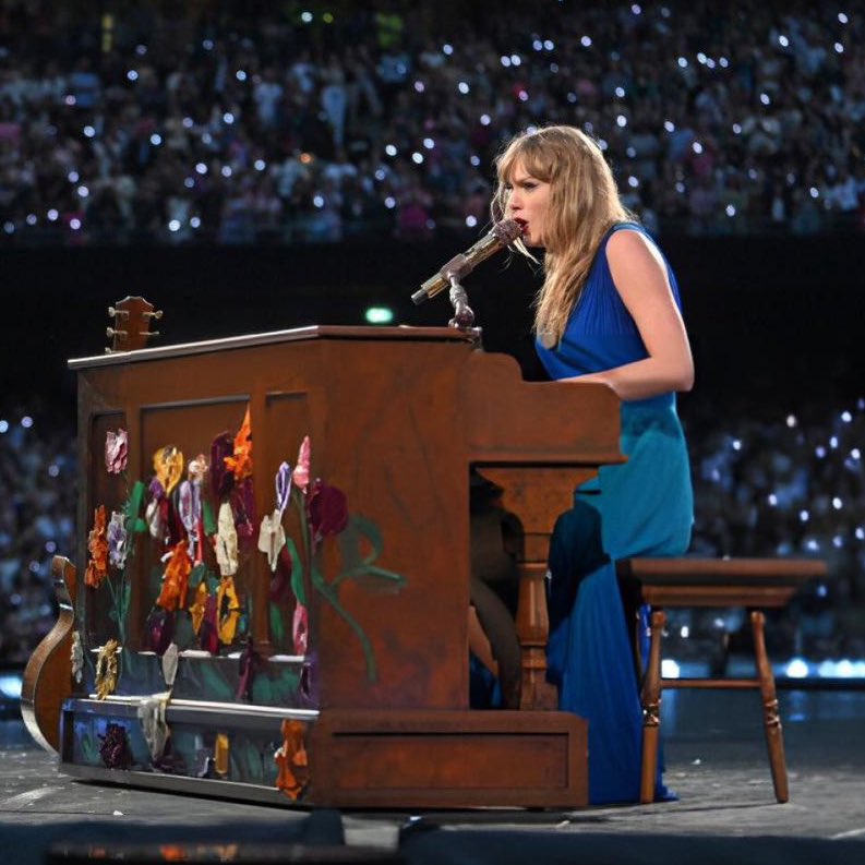 tswifterastour's tweet photo. 🚨| Taylor Swift performs "Getaway Car" from "reputation” as the second surprise song for Day 2 of ‘The Eras Tour’ in Milan, Italy!
#TSTheErasTour #MilanTSTheErasTour

"You can thank the crowd from last night" https://t.co/FFTC6nKVG2