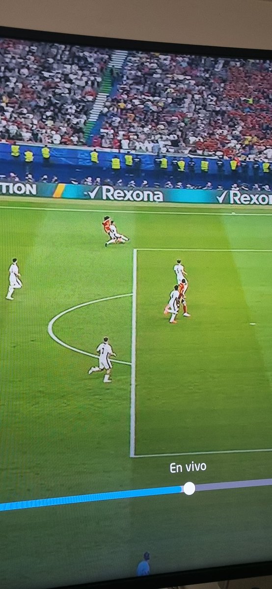 DUTapp's tweet photo. ¿Y eso no es fuera de juego?
#EspañaVSingaterra #Eurocopa #final #ESPvsING #EspañaIngñaterra https://t.co/t1MqKD6y9d