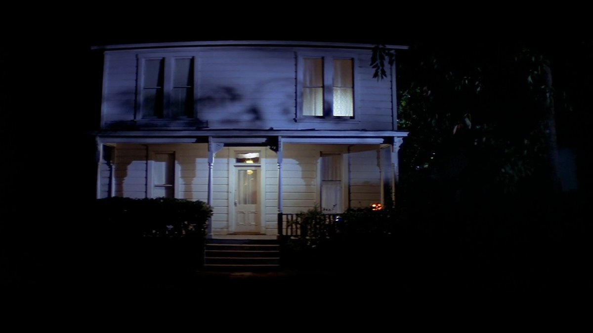 MaelTarl's tweet photo. Vu Halloween, surprenant comme la maison du plus gros du film est un lieu neutre; elle appartient ni à  l'ennemi (comme un film de fantôme), ni aux victimes, ce qui  le distingue d'un film d'intrusion classique. La maison prend une aura bcp + menaçante https://t.co/oidqHFRFui