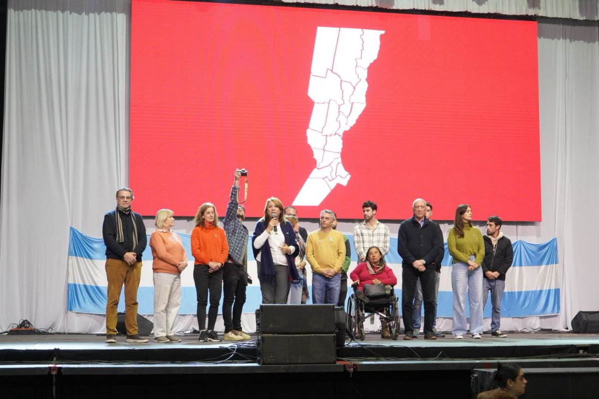 MonicaFein's tweet photo. Pasó un nuevo Locro Socialista, donde más de 4.000 compañeros y compañeras disfrutamos de un día histórico 👏🏼
El socialismo sigue creciendo y demostrando que es posible construir apostando a la libertad, la igualdad y la solidaridad ✊🏼🌹 https://t.co/VSQV5G7IIB