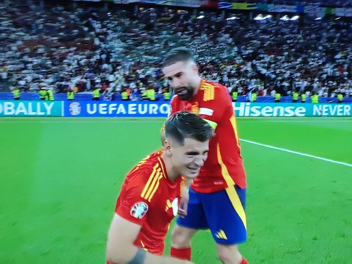 CarlosSamperr's tweet photo. Venga gente que viene Rubiales a darle un piquito a Morata... https://t.co/J4pJuWEfng