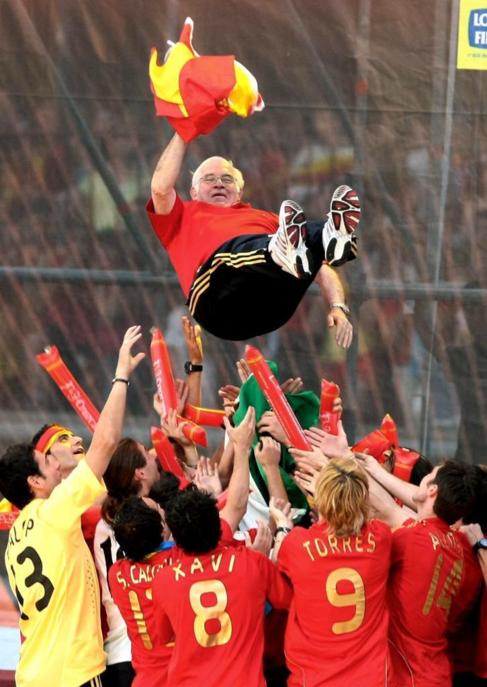 LO HEMOS CONSEGUIDO CHAVALES!!! SOMOS CAMPEONES DE LA EUROCOPA!!! EL MEJOR EQUIPO DEL CAMPEONATO! TOTALMENTE MERECIDO. VIVA TWITTER FÚTBOL ESPAÑA!!! VIVAN TODOS LOS ESPAÑOLES!!! VIVA EL FÚTBOL!!! ENHORABUENA A ESTE EQUIPAZO Y A LUIS DE LA FUENTE!!! A LOS QUE NO ESTÁN!! Y ESTO