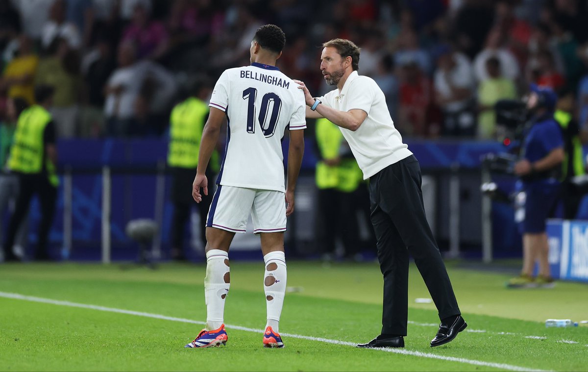 theflankerID's tweet photo. 2x gagal juara di final Piala Eropa seharusnya membuat perjalanan Inggris &amp; Southgate berakhir.

Iya, Southgate man-management-nya oke, secara perjalanan pun Inggris dibawa melaju jauh.

Namun, talenta-talenta ini butuh SISTEM &amp; TAKTIK YANG LEBIH BAGUS. LEBIH BERANI. https://t.co/KpQXRcHdaB