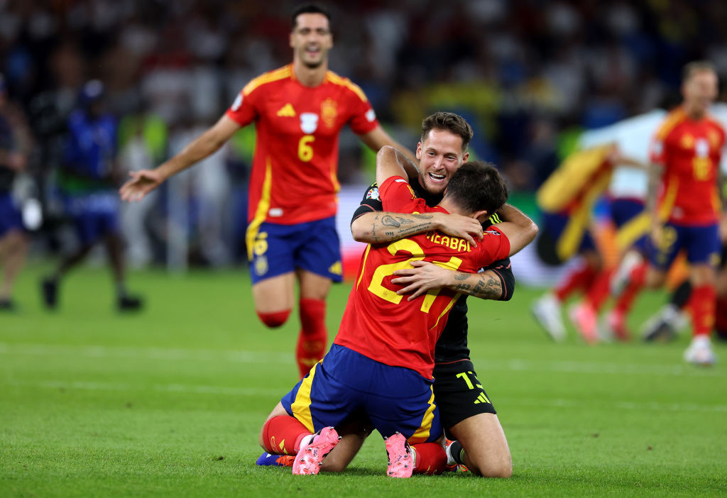 CNNEE's tweet photo. ¡España es campeón de Europa! La Roja se impone 2-1 a Inglaterra y se convierte en el máximo ganador en la historia de la Eurocopa 🏆 .
https://t.co/JDqa1qjDBx https://t.co/GmMou0G89k