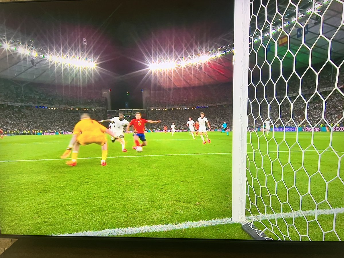 alvxrvth's tweet photo. As a GK, it never makes sense to me why they do this. It’s harder for a player in this position to strike across the goal rather than in front, and you can cover more ground by dropping low to anticipate rather than throw across the goal. 🤦🏾‍♂️ https://t.co/6U3YkbJWNX
