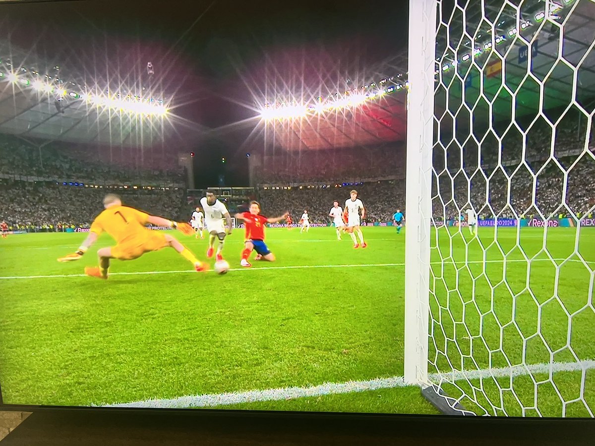 alvxrvth's tweet photo. As a GK, it never makes sense to me why they do this. It’s harder for a player in this position to strike across the goal rather than in front, and you can cover more ground by dropping low to anticipate rather than throw across the goal. 🤦🏾‍♂️ https://t.co/6U3YkbJWNX