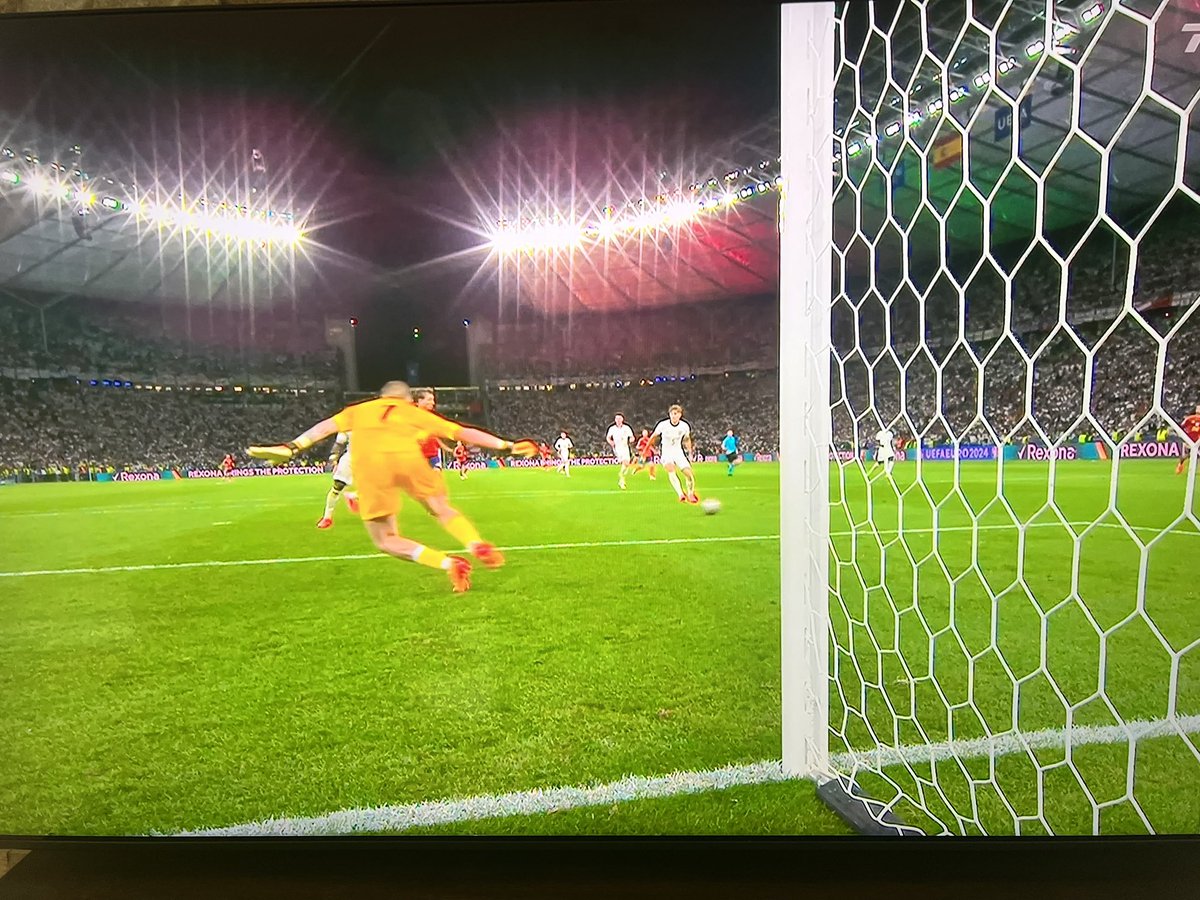 alvxrvth's tweet photo. As a GK, it never makes sense to me why they do this. It’s harder for a player in this position to strike across the goal rather than in front, and you can cover more ground by dropping low to anticipate rather than throw across the goal. 🤦🏾‍♂️ https://t.co/6U3YkbJWNX