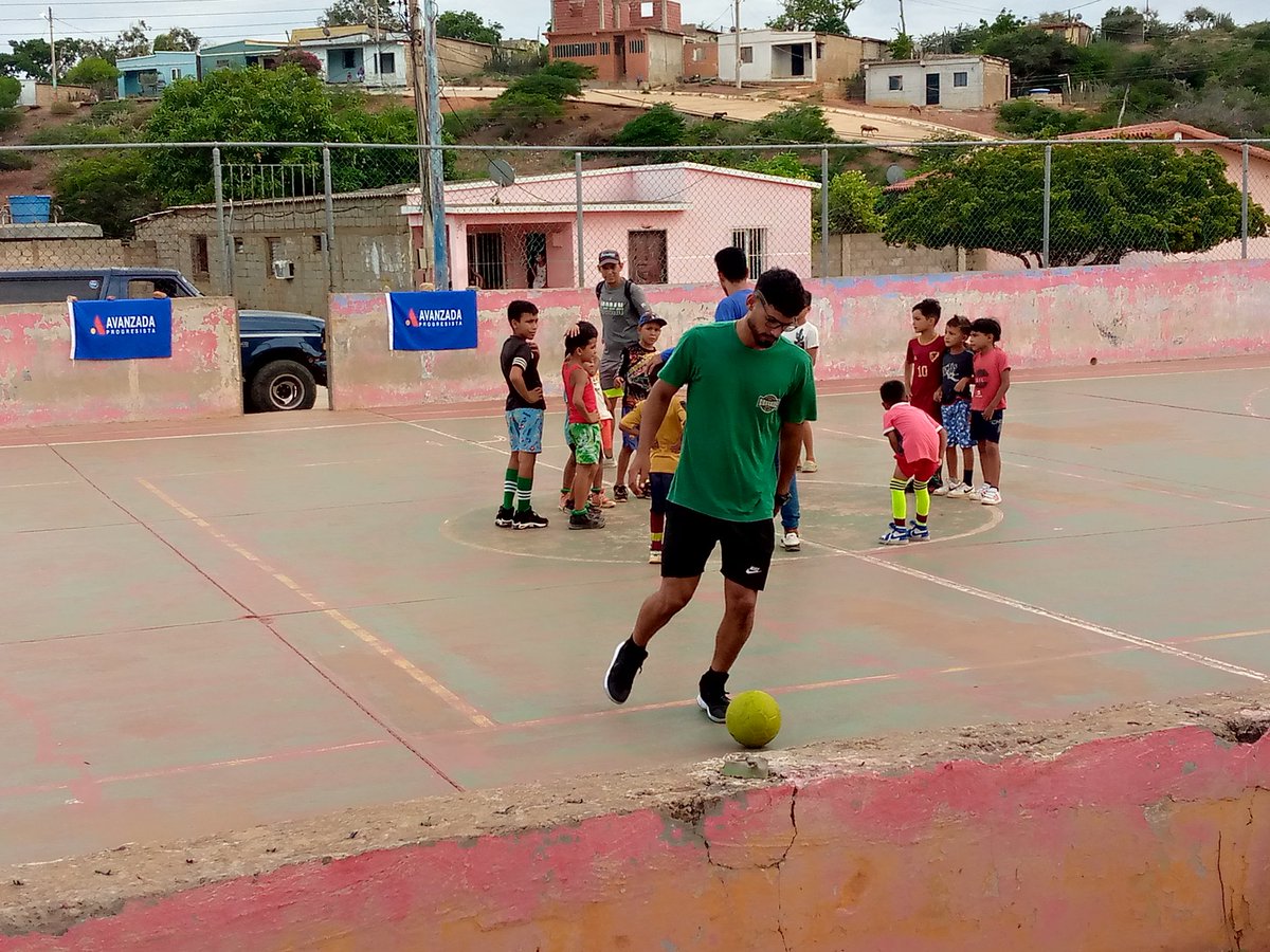 zelmit's tweet photo. Se construye sueños, para hacerlo realidad, desde @APVillalba, hicimos posible el torneo de Futsala copa @johanyanez85 con jóvenes de la población del Guamache, quienes apoyan un cambio y luchan por recuperar el deporte en su comunidad.
#EsTiempodeAvanzar
@zelmit
@luisromeroc https://t.co/EE4sf9Omti