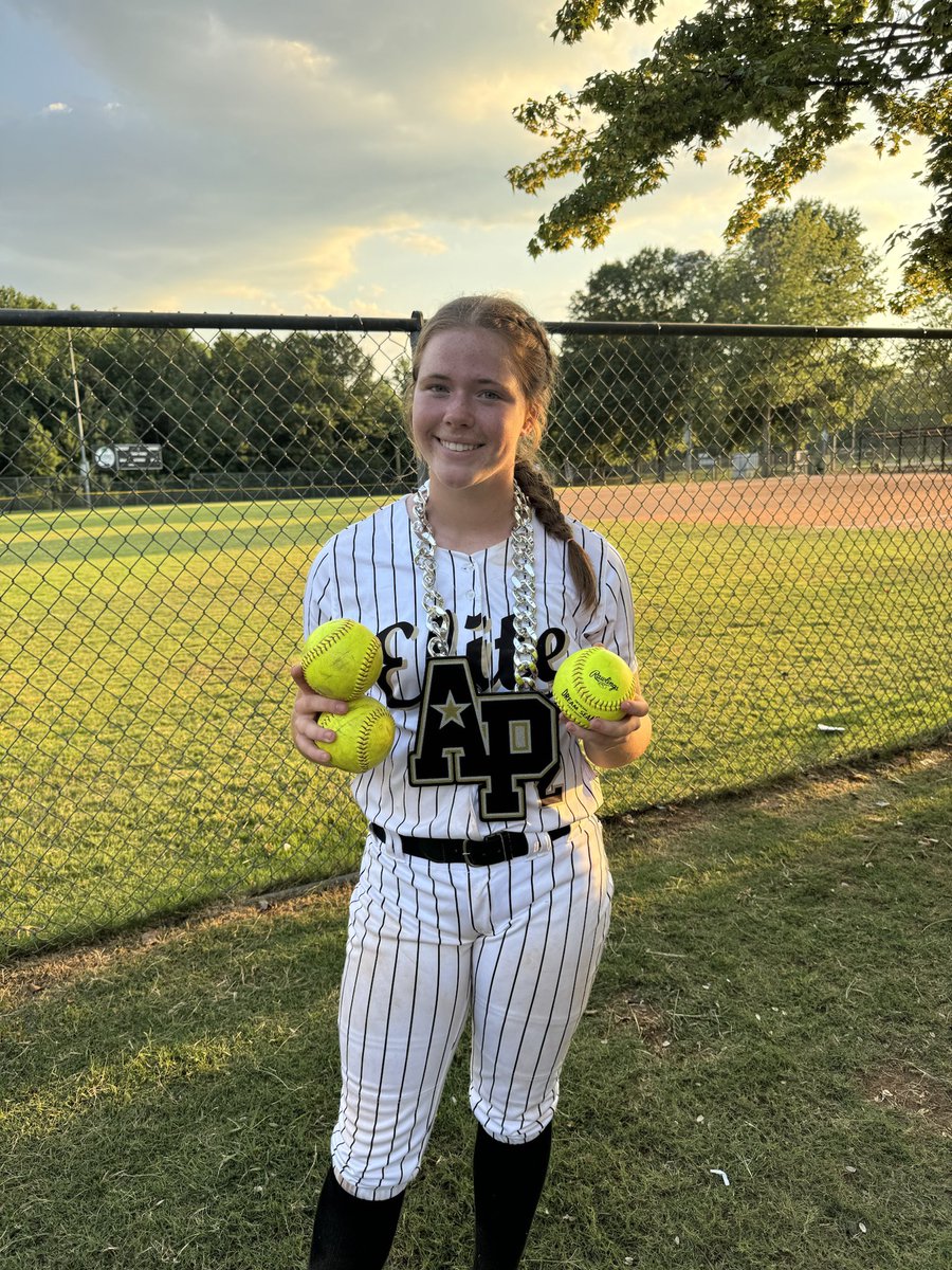 Ap07Pitt's tweet photo. 🥎🤍 2025 @GraceHead0123 collecting 3 long balls to go along with a .533 BA and a 1.763 OPS at Atlanta Legacy this past weekend! Killing it as always! 
@Nate_BCSoftball 
@betyree 
@MarcKKendrick 
@JURoyalsSB 
@UUAthleticsSB https://t.co/YHpYwJwvCw