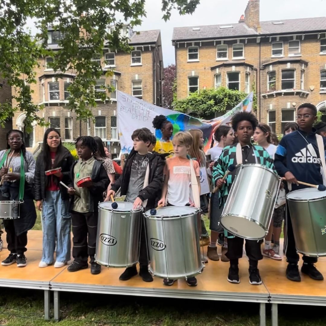 GooseGreenPTA's tweet photo. A big THANK YOU to @LyndhurstSE5  who gave us a stage that they no longer use. It is now ours to keep!
This saves us hire costs and by being able to reuse an old stage, it is in keeping with our carnival theme- The Environment ♻️

#community #goosegreen #eastdulwich https://t.co/YpKeejbcUJ