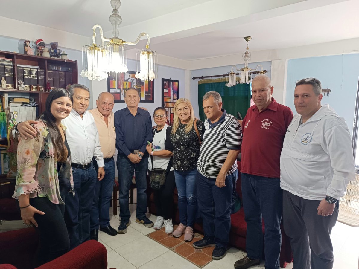 Visita a nuestro compañero Carlos Guerrero Secretario Seccional Sindical, compartiendo un momento de hermandad con algunos compañeros del CES, agradeciendo a Dios por su etapa de recuperación, donde exhortó a la Unidad para consolidar la Victoria con <a href="/EdmundoGU/">Edmundo González</a>.