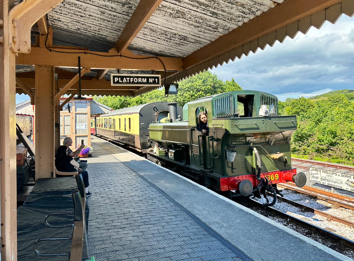 MrTimDunn's tweet image. “What Football?” I asked. I genuinely had no idea a now-apparently big match was on today; yet the disbelieving reaction of others aboard was as real as my happy ignorance. Anyway. @GWRHelp to Totnes; then @southdevonrly not as heritage but as intended: a branch line, for travel.
