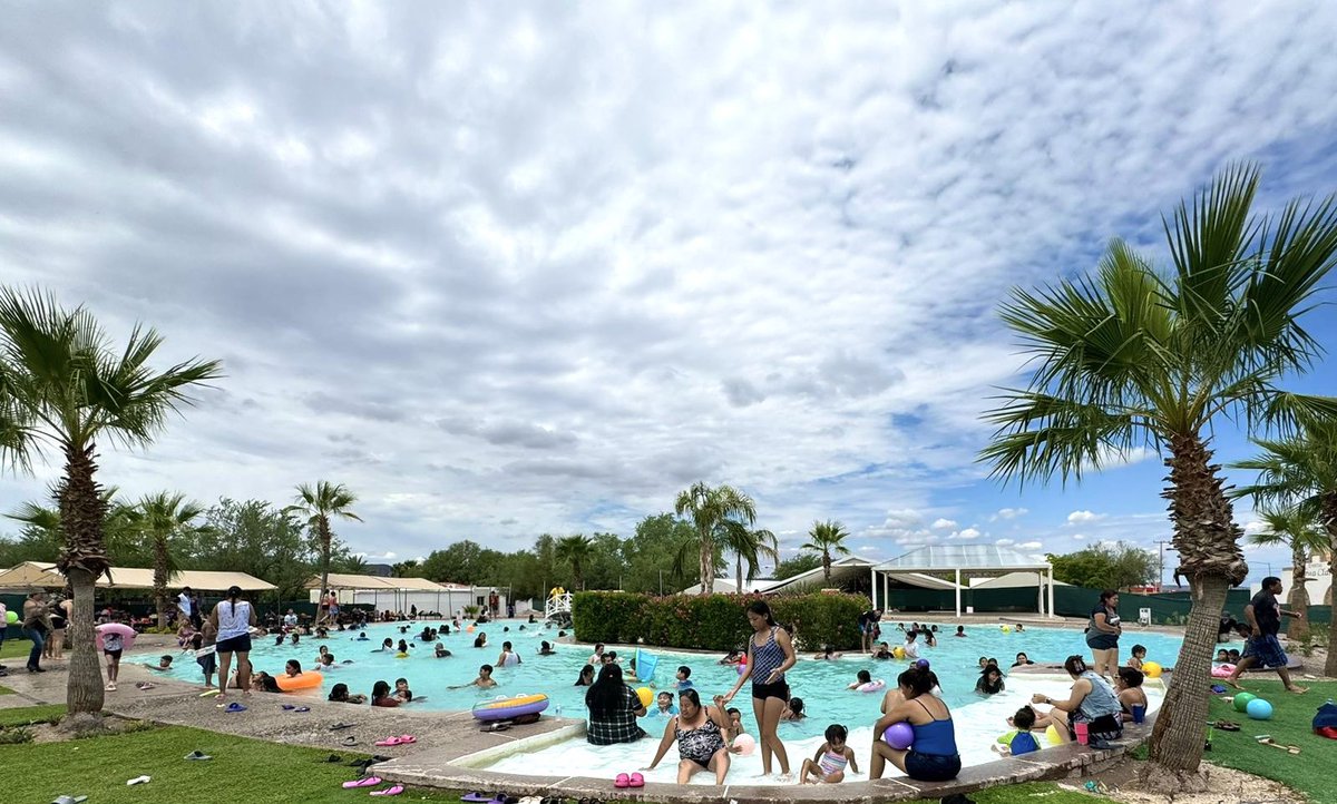 LeoniMexico's tweet photo. 🌊 Con un refrescante chapuzón llevamos a cabo en Hermosillo, Sonora el “LEONI Kids” 🎉 al rededor de 1000 asistentes disfrutaron de albercas, hotdogs, dulces y regalos. Celebrar a los niños, es celebrar a nuestras ¡familias LEONI! 👏🏽 https://t.co/uScop5gufS
