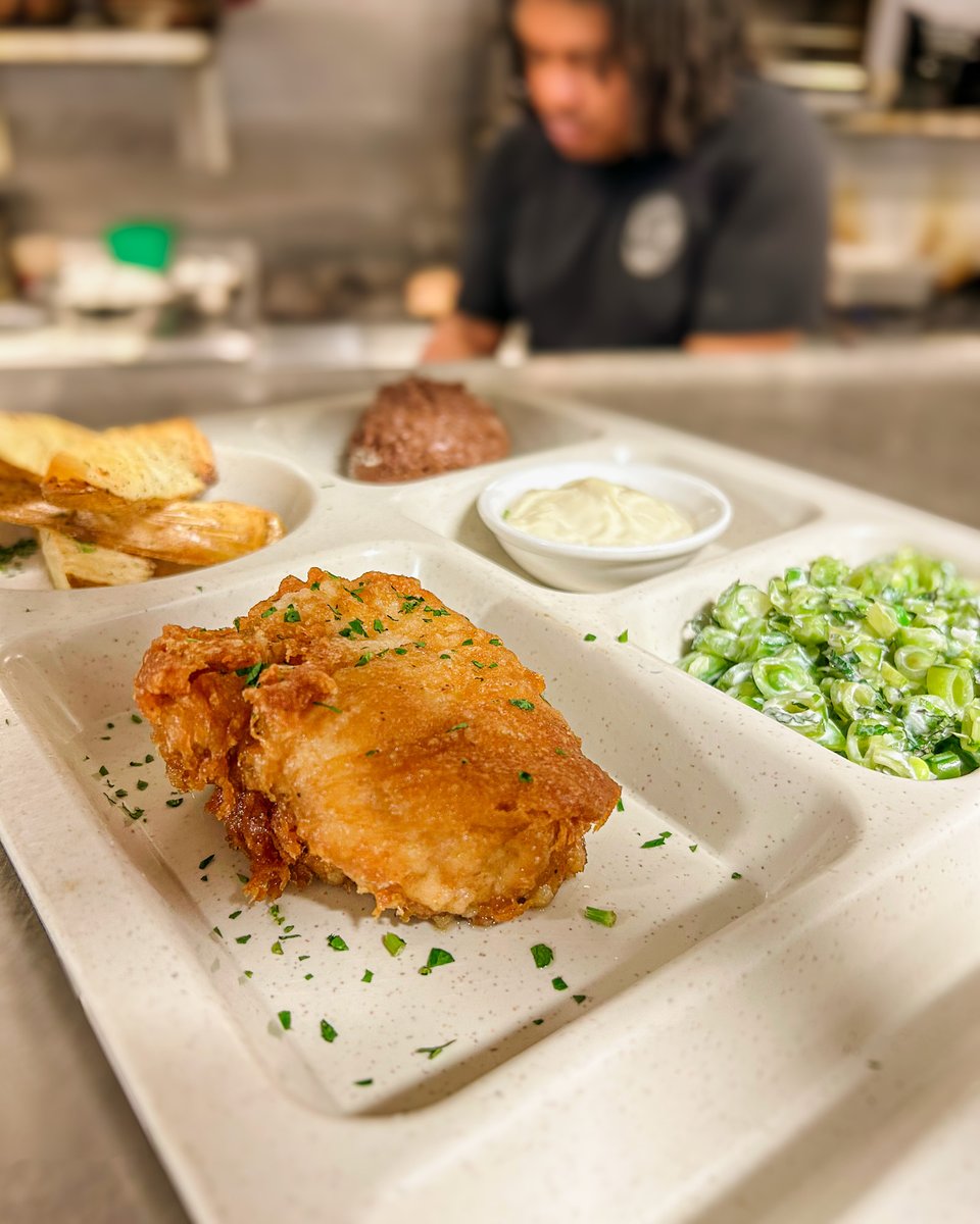 roshamboatl's tweet image. Summer Sunday dinner, with all the ✨nostalgia ✨
Welcome to another delicious Sunday TV Dinner feature: Fish n Chips!
Fried cod, potato wedges, mint pea salad, malt vinegar aioli, &amp;amp; dessert on that classic &quot;Hungry-Man&quot; style tray. 
Dig in!

#sunday #fishandchips #localdining