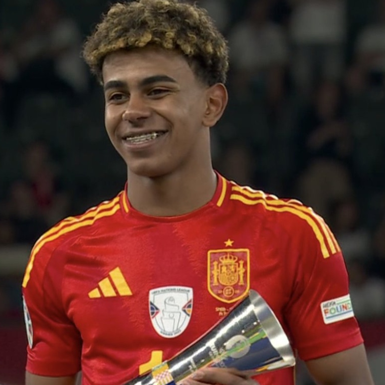 InvictosSomos's tweet photo. Después de registrar un golazo y ser el líder de asistencias del torneo, Lamine Yamal fue elegido como EL MVP JOVEN de toda la Eurocopa. Nada, absolutamente nada, que debatir. Diferencial en todas las fases y se consagró campeón. Nunca antes un jugador tan joven habría brillado tanto en la competencia más importante de Europa. ES EL ELEGIDO DEL FÚTBOL MUNDIAL.