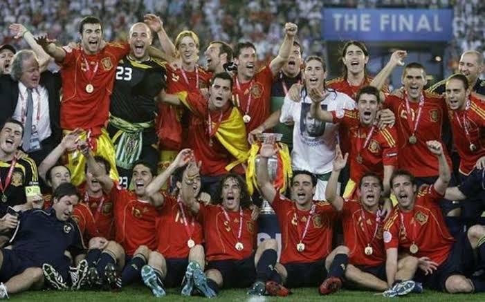 renibor's tweet photo. En la Euro 2008 España se coronó y @RafaelNadal ganó @Wimbledon ! 

En la Euro 2024 España se coronó y @carlosalcaraz ganó @Wimbledon https://t.co/N2MygBNvNI