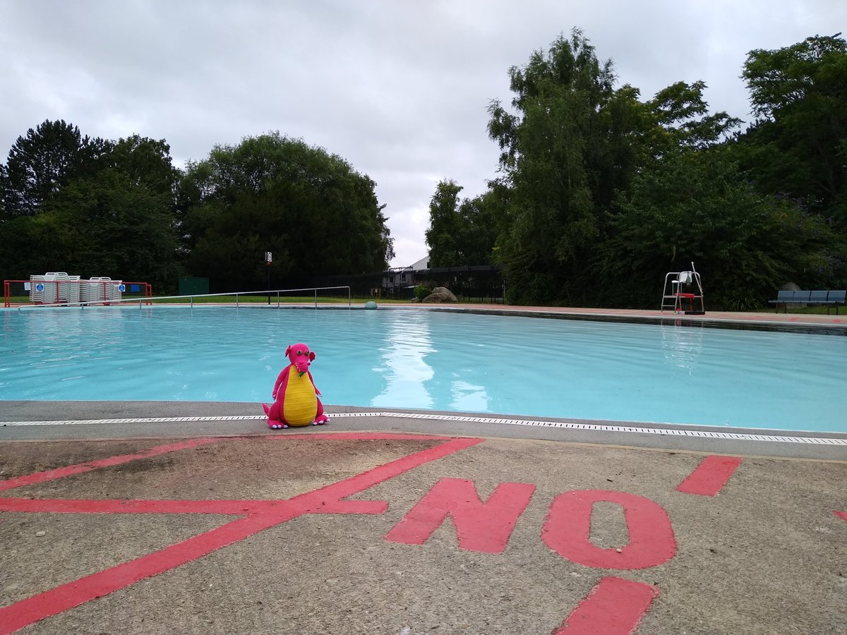 FriendsBaths's tweet image. Our mascot has headed south to #Oxford for a holiday. No dreaming spires for Flame but a visit to @HinkseyPools which began life as the old filter beds of a waterworks which closed in 1934 &amp;amp; were given to the city to form a public park.
#HumpdayHappiness #SwimmingPools #Holidays