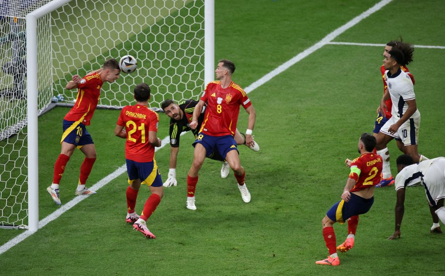 🔥 No es una imagen, es la IMAGEN de la final. Desconozco su autor, pero es digna de mención.

🇪🇸 Dani Olmo. Titán bajo palos. Con todo, por todo, para todos. #EURO2024