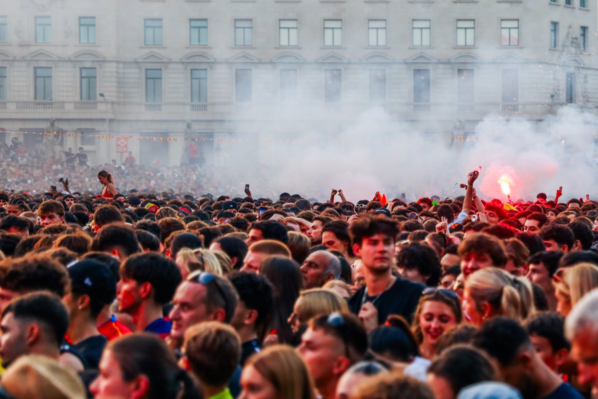 judit_cartiel's tweet photo. 📸 The Spanish fans gathered today in Plaça Catalunya to watch and celebrate the victory of the Spanish team in the Euro 2024 final.
📍Plaça Catalunya, Barcelona
All rights reserved and copyright protected photos, Judit Cartiel / SPP
#EURO2024 #Spain #SPAvENG #Barcelona https://t.co/txb1tpNHjH
