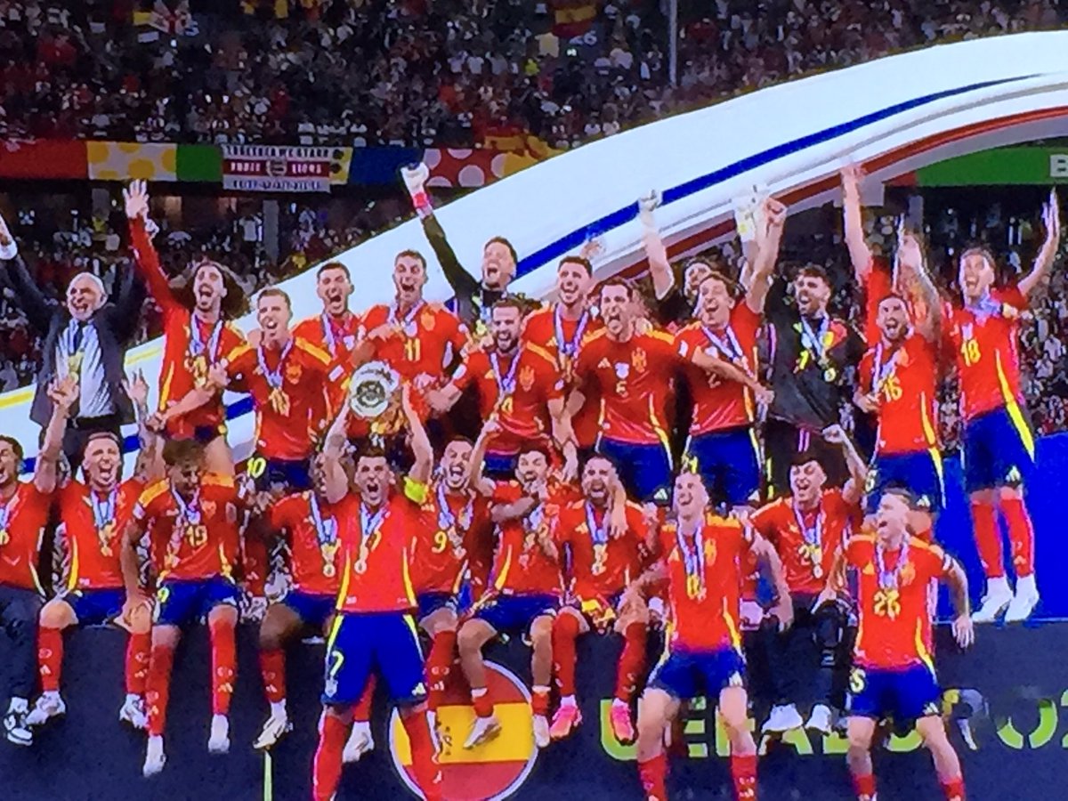 JosefaNavarrol's tweet photo. #Eurocopa2024 enhorabuena campeones!! https://t.co/4EbOok4Cgp