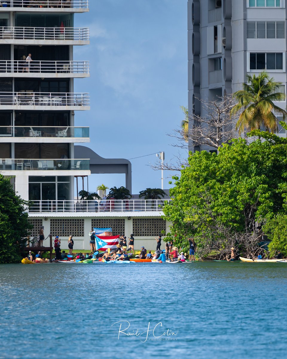 rj_c's tweet photo. A la Karen de La Laguna del Condado le recordaron que #LasPlayasSonDelPueblo 😉✊🏼🇵🇷

El Pueblo dijo presente. https://t.co/t3HoKpKMST