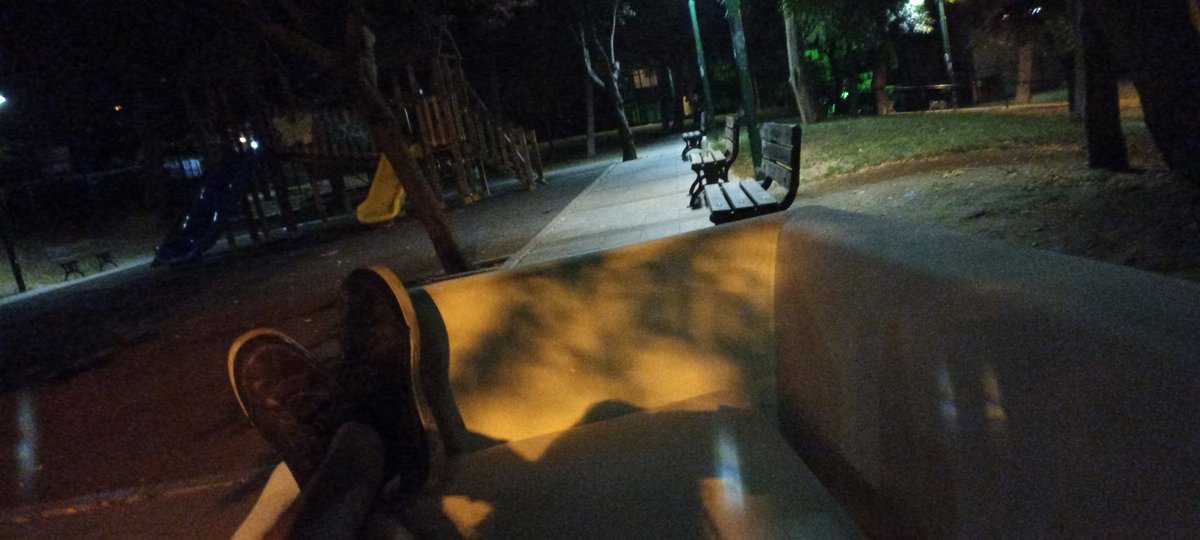 Hayatım ne tarafa doğru gidiyor acaba diye düşünüyormuş insan parkın ortasında koltuğu ile yalnız kalınca