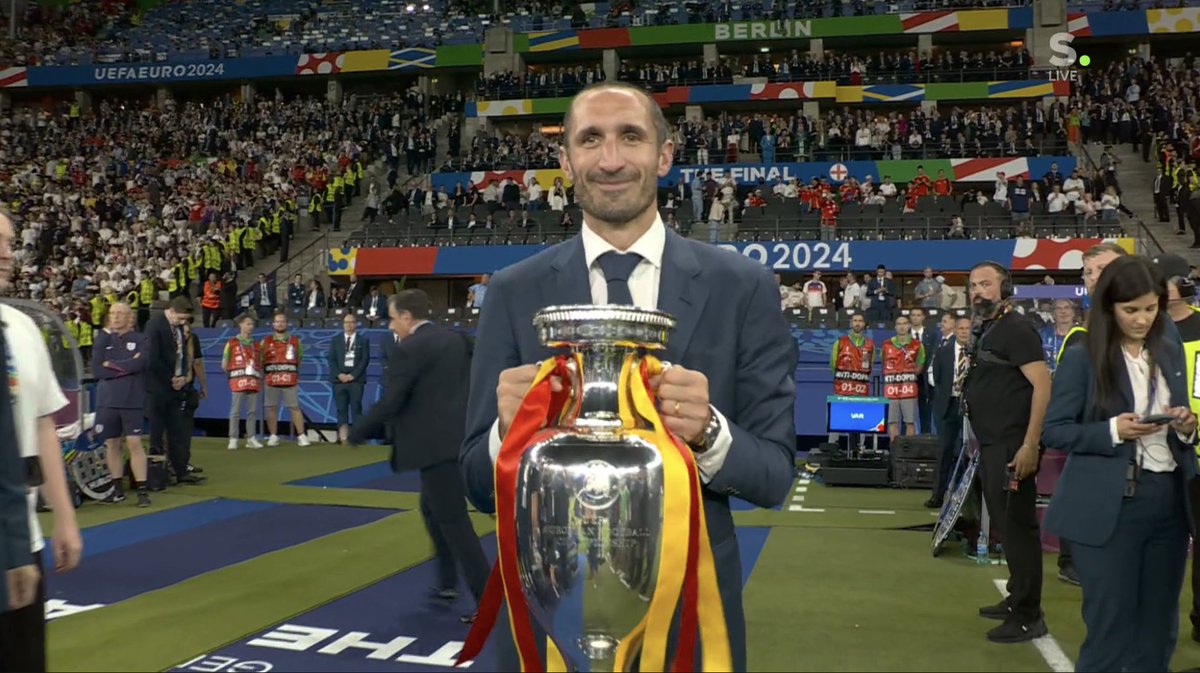 Ma_WuKong's tweet photo. Chiellini llegando a darnos la copa con la alegría de un hermano que sabe que la deja en buenas manos.

El sur de Europa es civilización y el norte es barbarie. https://t.co/YngrXGighH