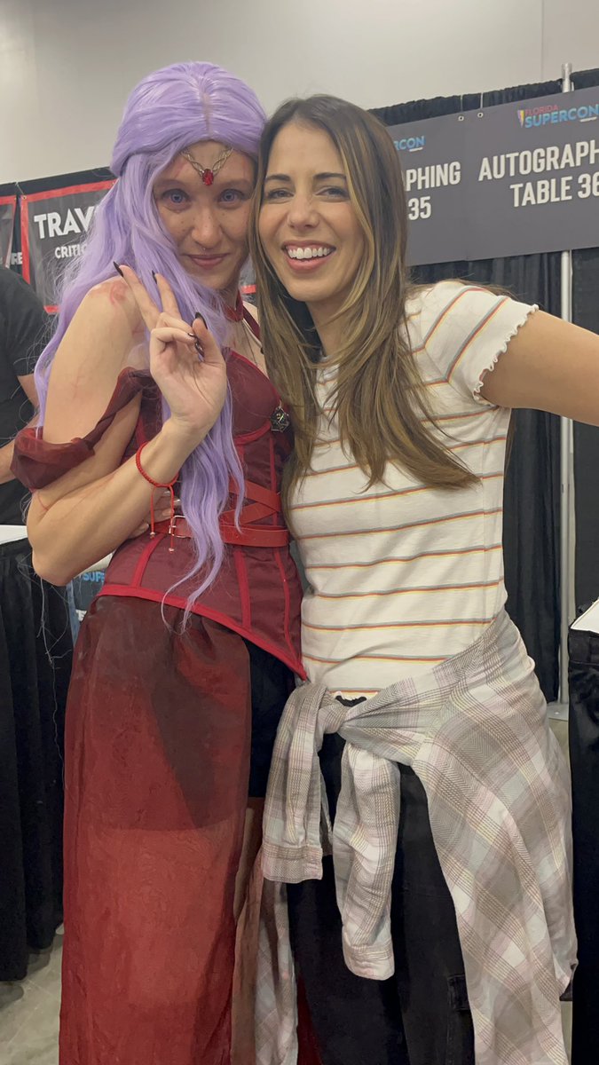 LizzieNight_'s tweet photo. Picture with @LauraBaileyVO and a video of what happened after! Thank you for being my childhood hero and forever hero Laura! Love you lots! #CriticalRole #LauraBailey https://t.co/PnDK1eX6fs