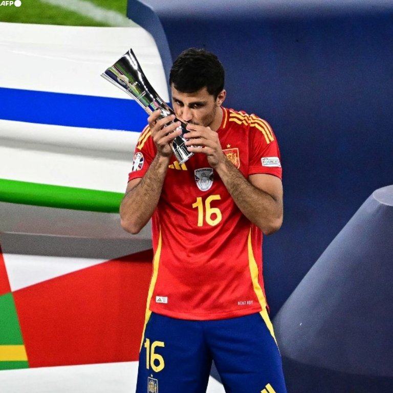 IvaanBlanco26's tweet photo. Los premios individuales se los suelen llevar los jugadores con mejores números. Los que hacen goles o dan asistencias. Rodrigo Hernández se los lleva siendo un mediocentro defensivo. Es el mejor futbolista del mundo.

¡RODRIGO HERNÁNDEZ BALÓN DE ORO! https://t.co/3O4Wp9eYC7