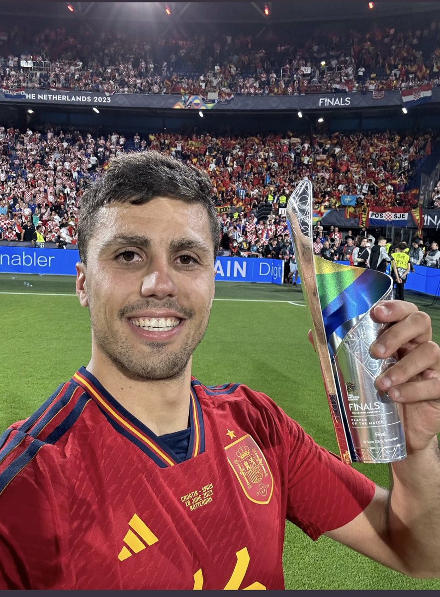 IvaanBlanco26's tweet photo. Los premios individuales se los suelen llevar los jugadores con mejores números. Los que hacen goles o dan asistencias. Rodrigo Hernández se los lleva siendo un mediocentro defensivo. Es el mejor futbolista del mundo.

¡RODRIGO HERNÁNDEZ BALÓN DE ORO! https://t.co/3O4Wp9eYC7