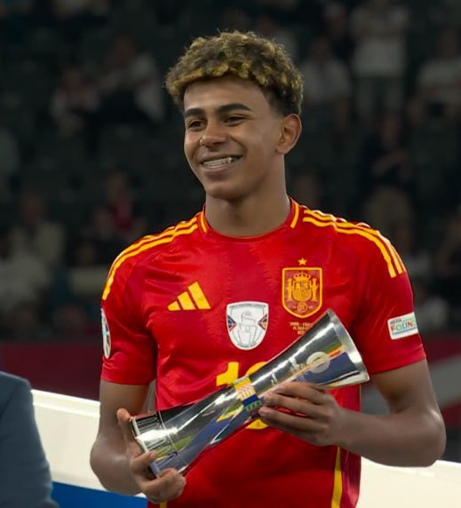 Fut9Oliver's tweet photo. Lamine Yamal el MVP

17 años apenas cumplidos

Que jugador tiene el BARCELONA ❤️ https://t.co/KkYtcZDokO