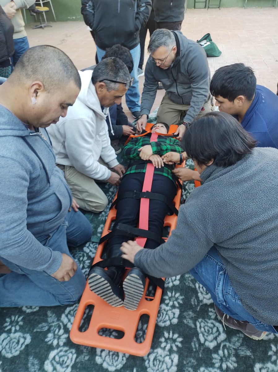 Senapred's tweet photo. Vecinos de localidades de la comuna de Vicuña realizaron curso Equipos Comunitarios de Respuesta a Emergencias (#CERT), impartido por #SENAPREDCoquimbo, con la finalidad de estar mejor preparados ante emergencias que puedan afectar a sus comunidades. https://t.co/z7ZXrE0KMJ