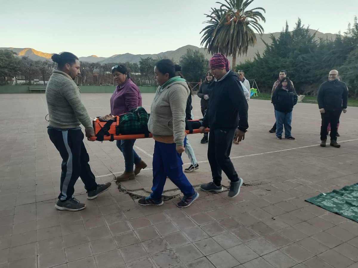 Senapred's tweet photo. Vecinos de localidades de la comuna de Vicuña realizaron curso Equipos Comunitarios de Respuesta a Emergencias (#CERT), impartido por #SENAPREDCoquimbo, con la finalidad de estar mejor preparados ante emergencias que puedan afectar a sus comunidades. https://t.co/z7ZXrE0KMJ