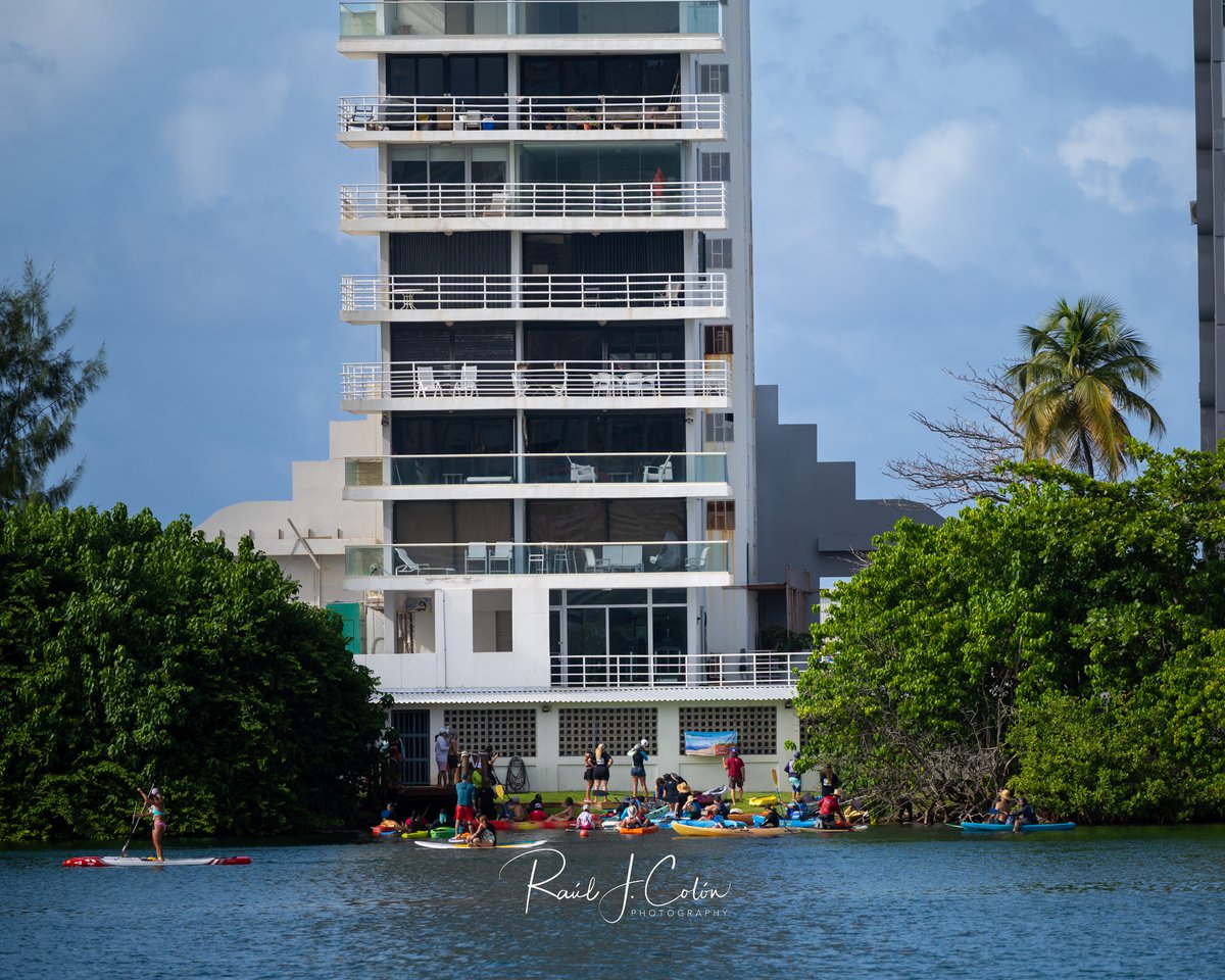rj_c's tweet photo. A la Karen de La Laguna del Condado le recordaron que #LasPlayasSonDelPueblo 😉✊🏼🇵🇷

El Pueblo dijo presente. https://t.co/t3HoKpKMST